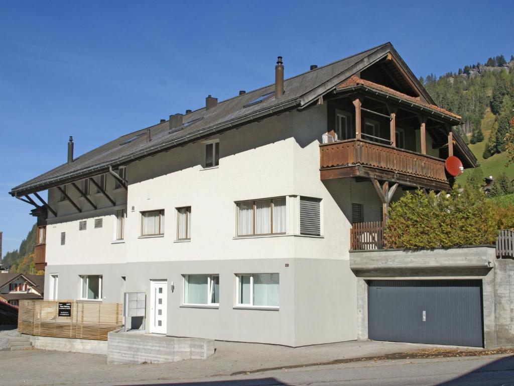 库尔瓦尔登Apartment Honegger by Interhome的白色的房子,上面设有阳台