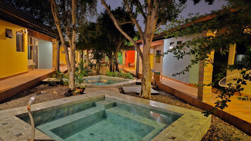 埃斯特城Casa Alamanda - Posada Urbana的一座树木繁茂的房屋前的游泳池