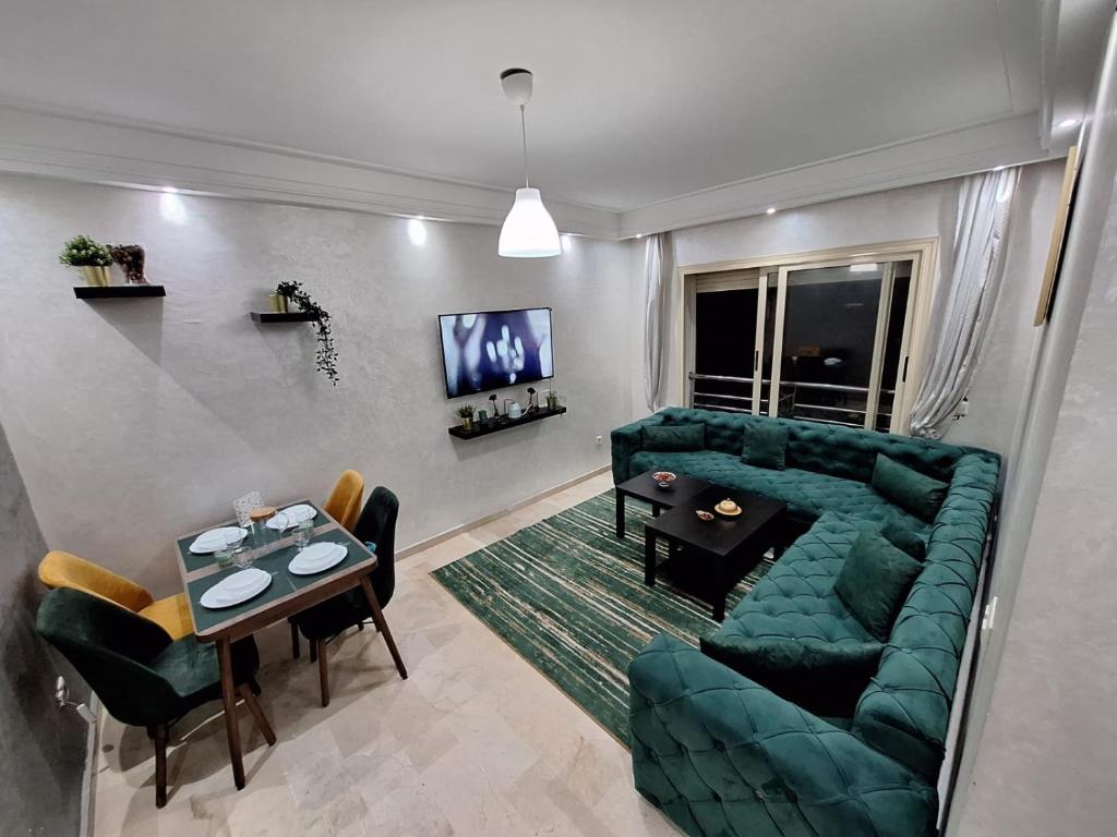 卡萨布兰卡Morocco House的客厅配有绿色沙发和桌子