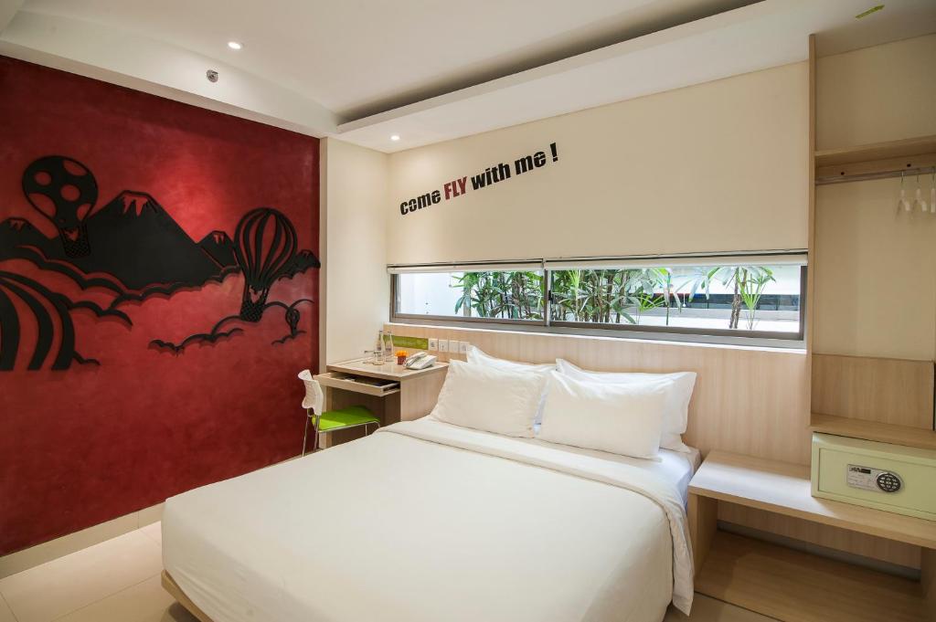 勒吉安老太太莱佳精品旅馆的卧室设有一张白色大床和一扇窗户。