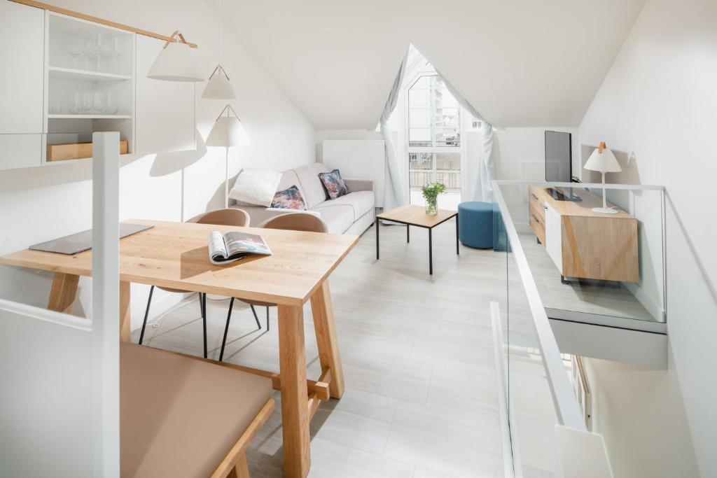 诺德奈Nordstrandperle Ap O3的客厅配有桌子和沙发