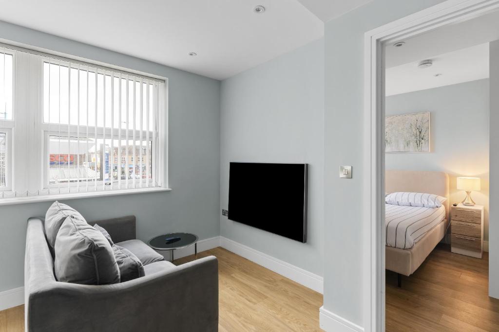 切姆Luxurious One Bedroom Apartment in Bond Street的带沙发、电视和床的客厅