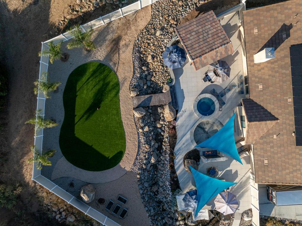 埃尔卡洪Modern Paradise of East County-4BR-Jacuzzi的享有带绿色庭院的游泳池的顶部景致
