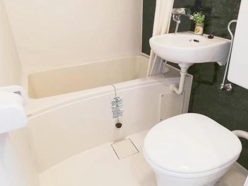 东京Shibuya Hana House的白色的浴室设有卫生间和水槽。