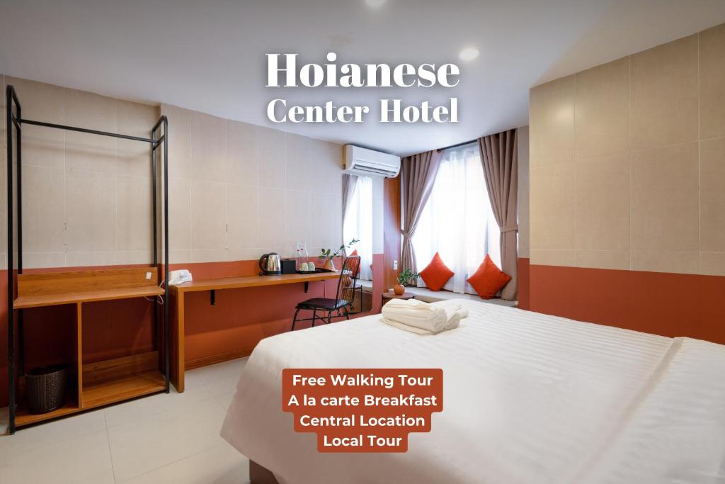 会安Hoianese Center Hotel - Truly Hoi An的配有一张床和一张书桌的酒店客房