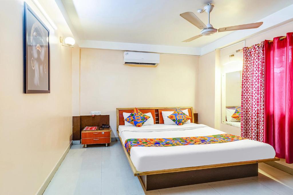 MātigaraFabHotel Oasis的一间卧室配有一张床和吊扇