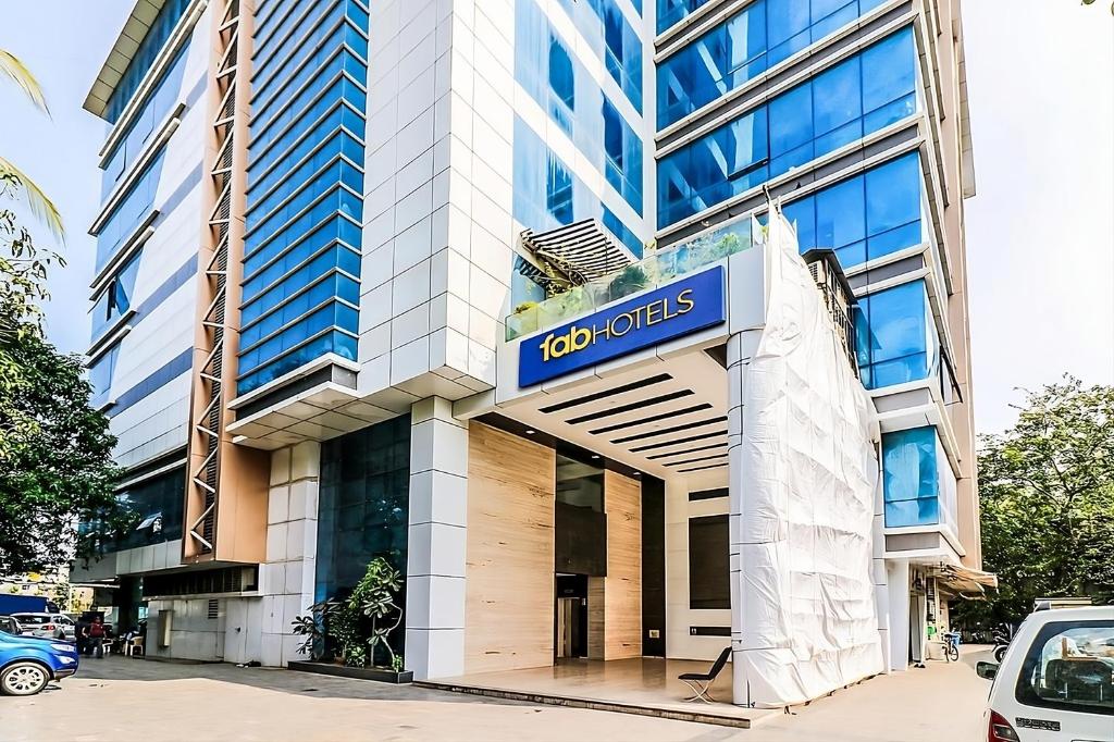 孟买Hotel Aksa Powai的带有读取工作单位的标志的建筑物