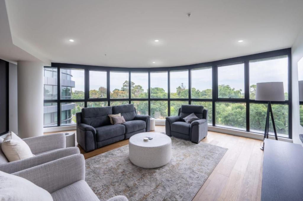 墨尔本Luxury Melbourne with Albert Park Views的客厅配有两张沙发和一张桌子
