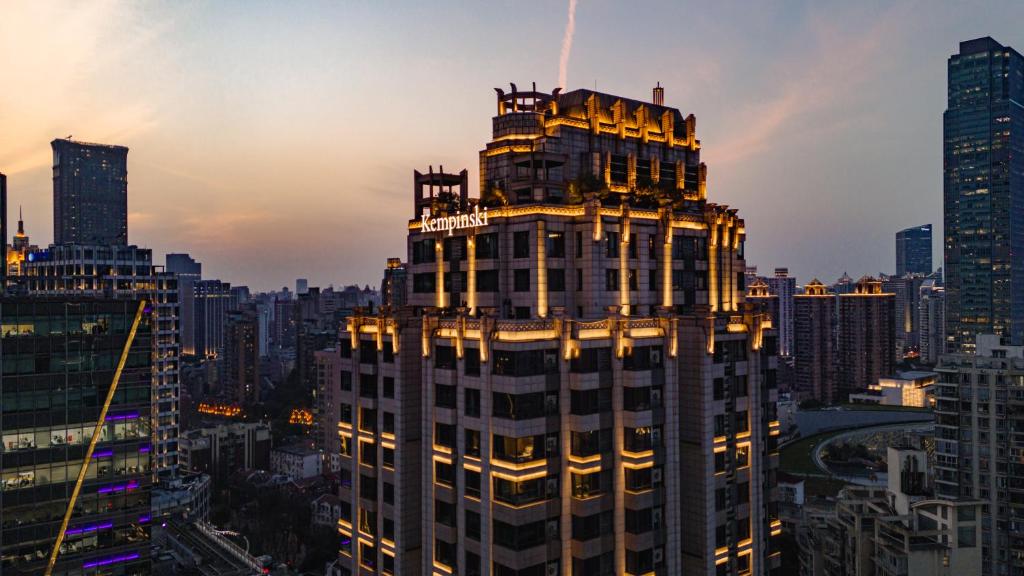 上海静安凯宾斯基全套房酒店的落日时城市的高楼