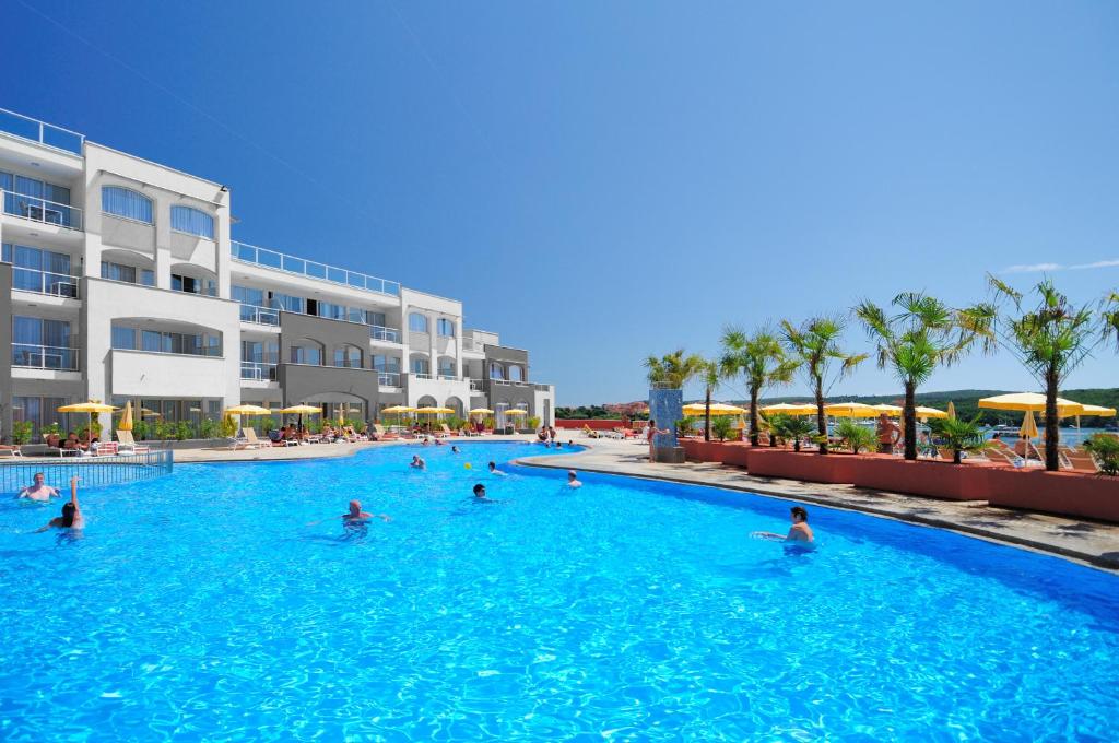 普拉海之酒店的一群人在度假村的游泳池里