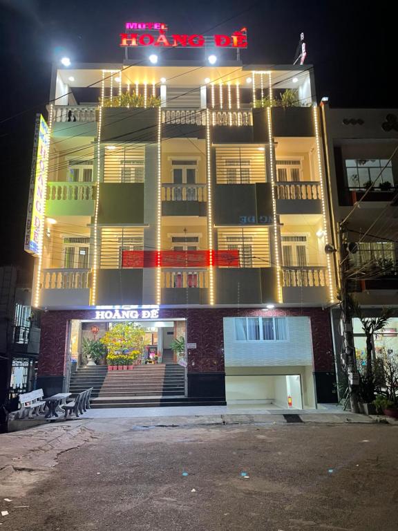 朱笃Motel Hoàng Đế的一座大建筑,晚上有标志