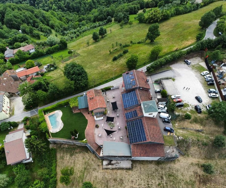 维琴察Albergo Torre的享有房子的空中景色,上面设有太阳能电池板