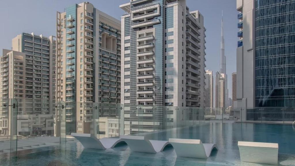 迪拜AWS Homes - Supreme Retreat in Business Bay的享有城市和高楼的景色