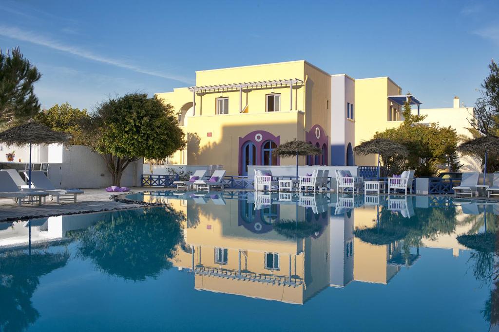 卡马利圣托里尼阿克库瓦瓦托斯酒店的别墅前方设有游泳池