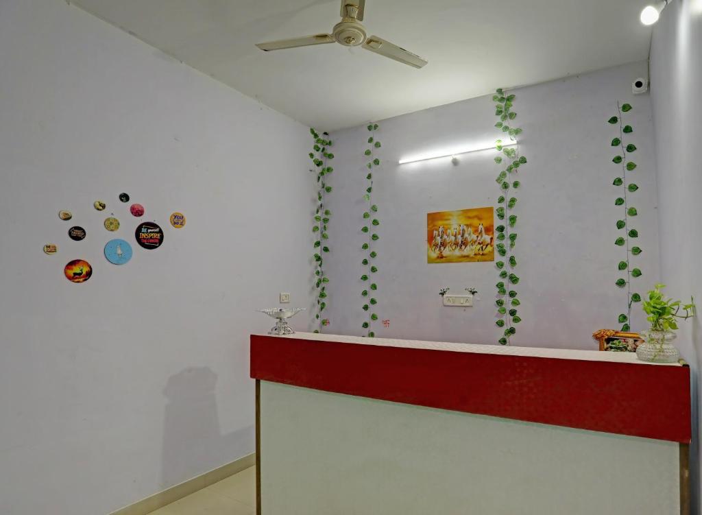 博帕尔Hotel Sambodhi Palace的一间拥有绿色植物的白色墙壁的房间
