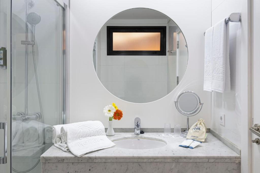 英格兰海滩大加那利岛穆尔海王星酒店 - 仅限成人入住的白色的浴室设有水槽和镜子