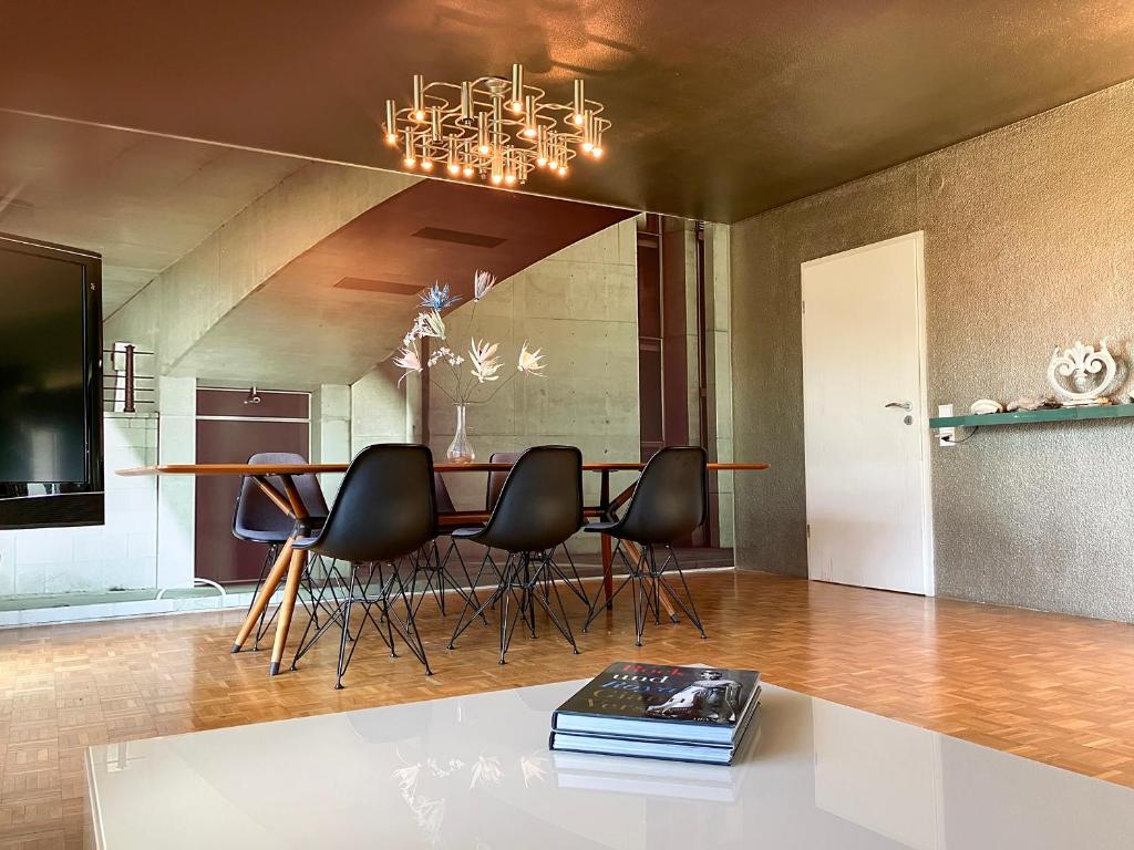 菲尔德施塔特Designerwohnung nahe Stuttgart Messe und Flughafen的一间带桌椅的用餐室