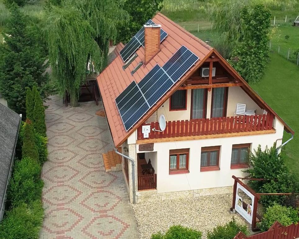 波罗斯洛Pásztor Vendégház的屋顶上太阳能电池板房子的图像