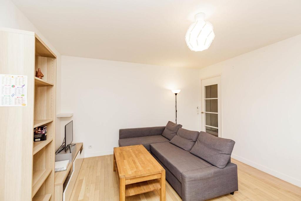 沙朗通勒蓬Large apartment near Bois de Vincennes的客厅配有沙发和桌子