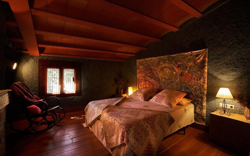 科尔努德利亚Masia El Riscle - Moli Del Pont的一间卧室,卧室内配有一张大床