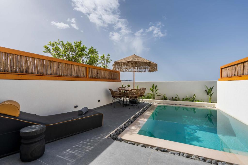 皮尔戈斯La Torretta的户外庭院设有游泳池和桌子