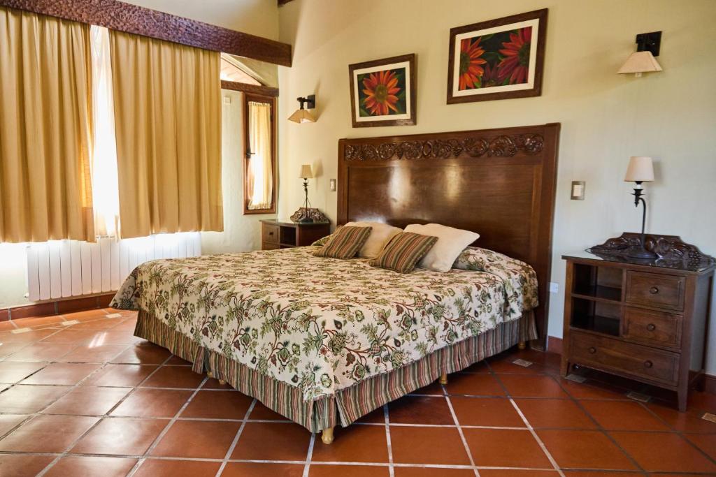 卡法亚特拉卡萨德拉酒窖 - 葡萄酒精品酒店的一间卧室配有一张大床和木制床头板