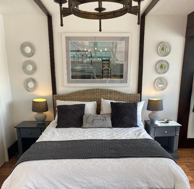 泰恩河畔纽卡斯尔Marina View的一间卧室配有一张带2个床头柜的大床