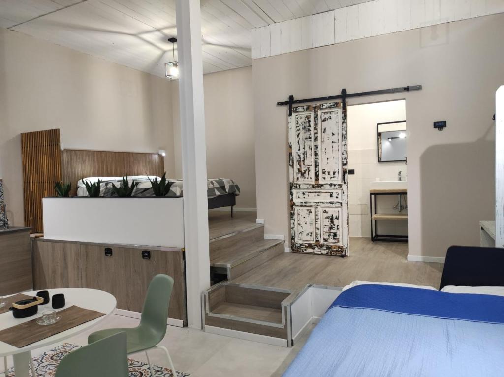 锡拉库扎Al Settimo porta marina的一间卧室配有一张床铺和一张桌子,另一间卧室配有一张桌子。
