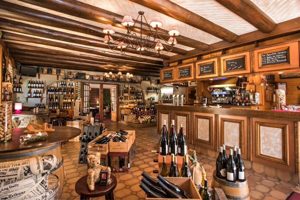 Albaret-Sainte-Marie白岩酒店的一间酒吧,在餐厅里提供葡萄酒