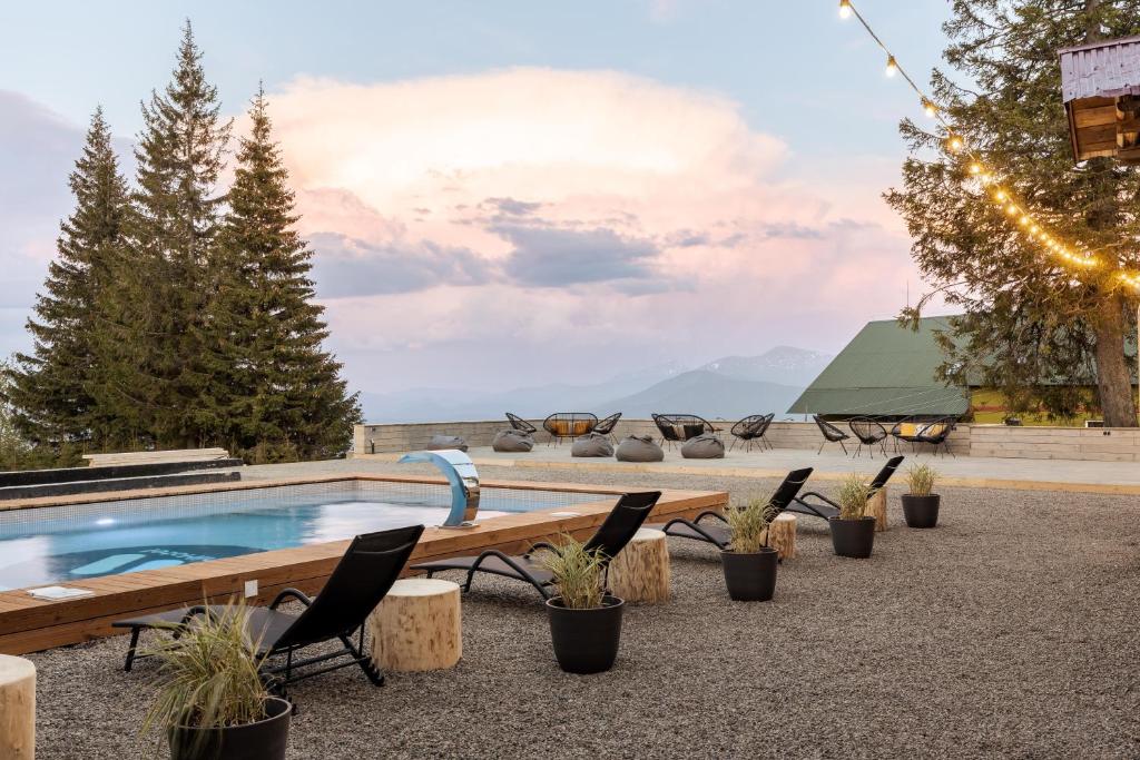 德拉格布拉特Gremi Hotel的一个带椅子的度假泳池,享有山景
