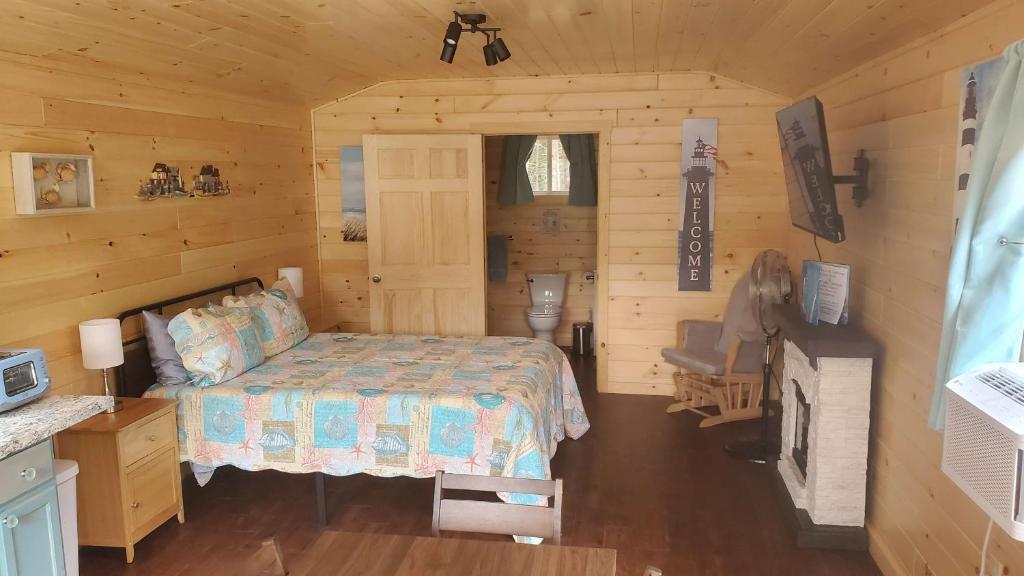 Bass HarborLighthouse Cabins Maine的小木屋内一间卧室,配有一张床