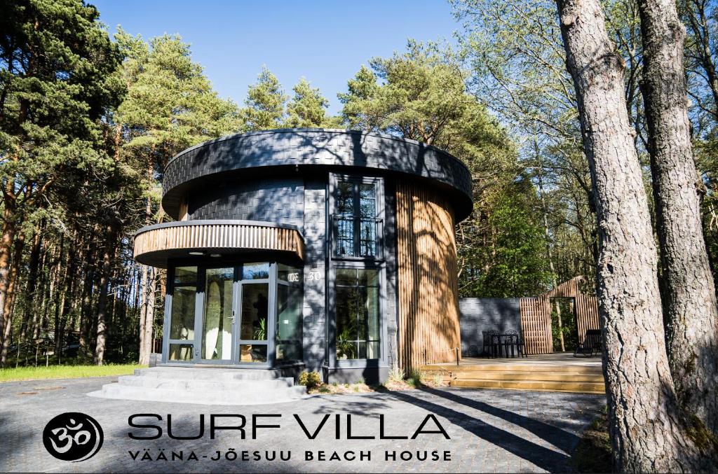 Vääna-JõesuuSurf Villa的树木园中的圆屋