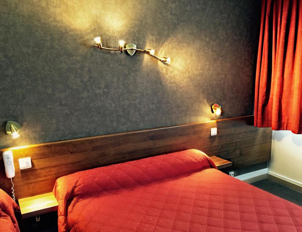奥尔良圣艾楠酒店的卧室配有一张床,墙上有两盏灯