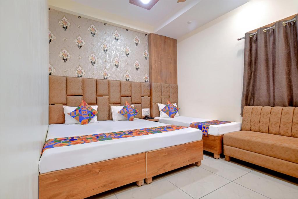 乌贾因FabExpress SK Prime的一间卧室配有两张床和椅子