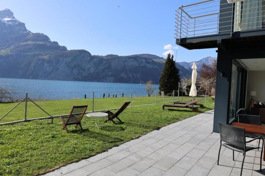 希希崆Ferienvilla am See 3 für 2-4 Personen的享有湖泊和山脉美景的庭院