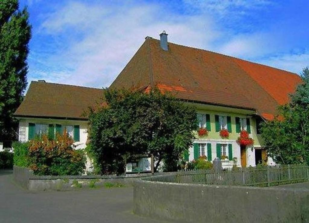 AttiswilStöckli - Hof zur Linde - Ferien auf dem Land - Ferien auf dem Bauernhof的一间棕色屋顶的大房子