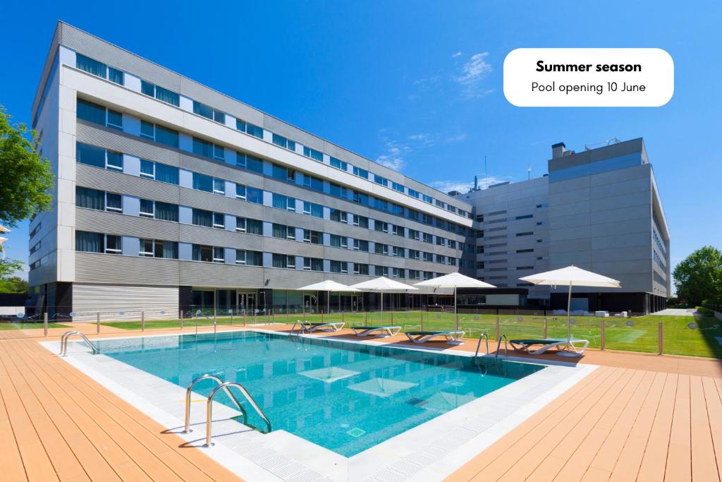 马德里阿瑟尔巴拉哈斯的大楼前设有游泳池的酒店
