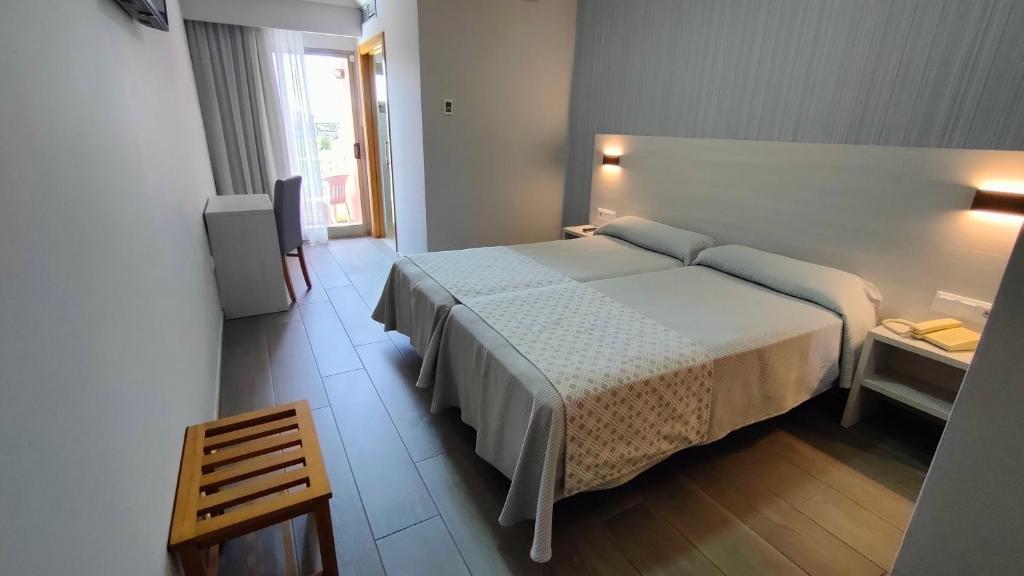 阿兰扎达Hotel La Lanzada的酒店客房,配有床和电视