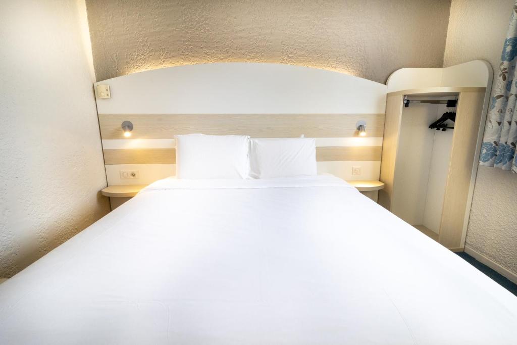 阿普瓦尼基里亚德奥克斯尔阿伯尼酒店的小房间一张大白色的床