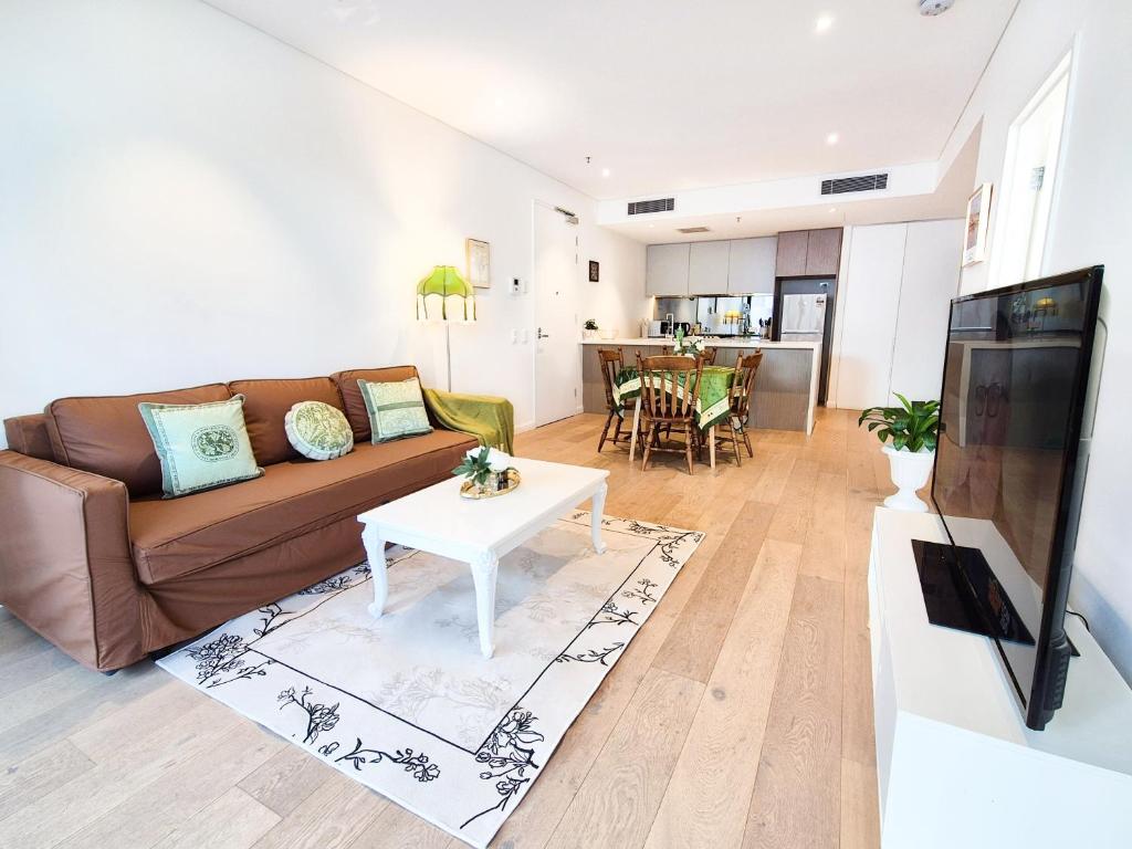 悉尼Cozy Apartment at St Leonard的客厅配有沙发和桌子