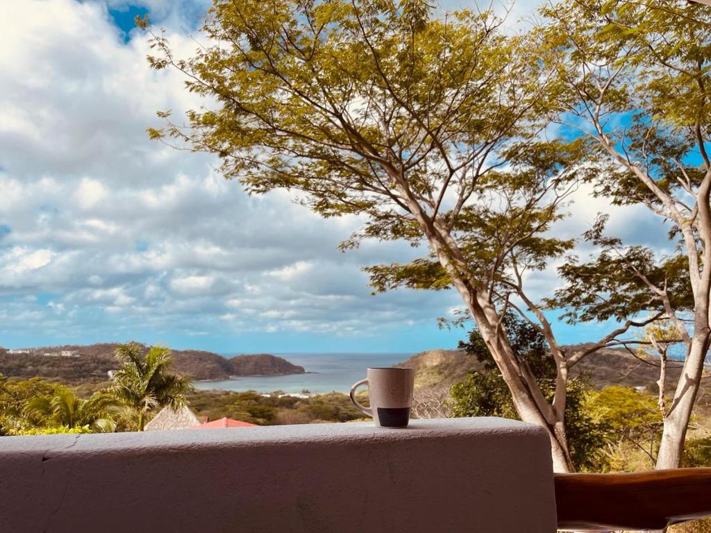 南圣胡安埃尔加丁酒店的坐在桌子上一边享用咖啡一边欣赏海景