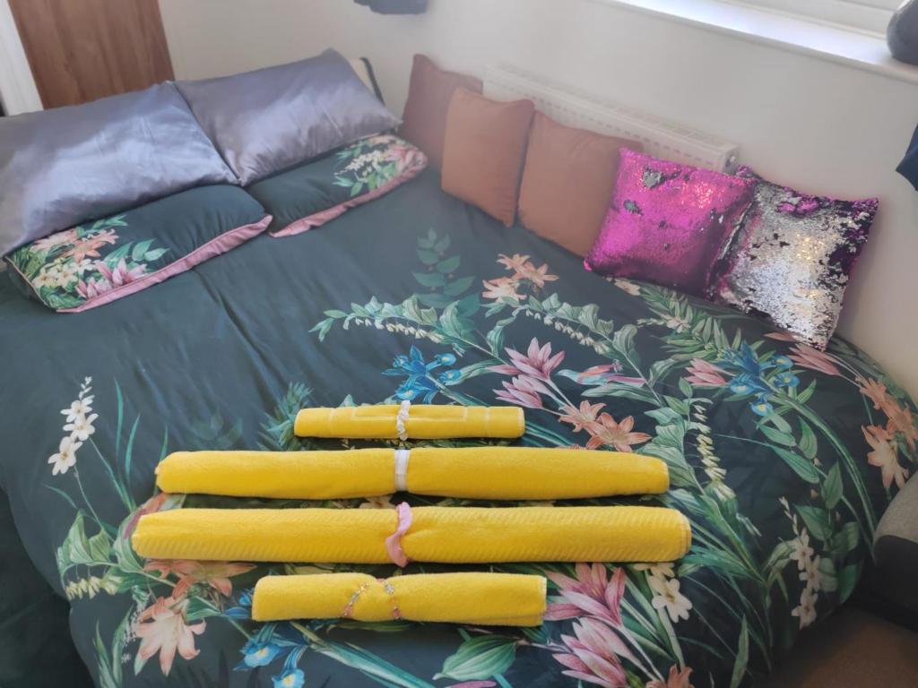 Leverstock GreenChocolates&Flowers的一组黄色枕头坐在床上
