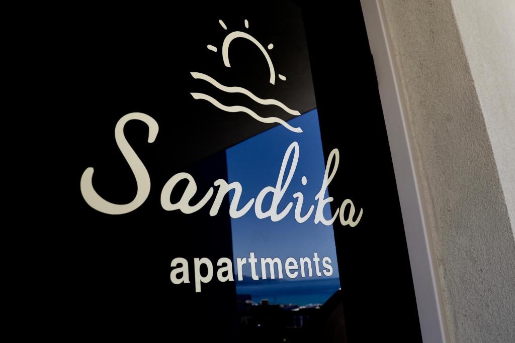 赫索尼索斯Sandika apartments的窗口上波浪餐厅标志