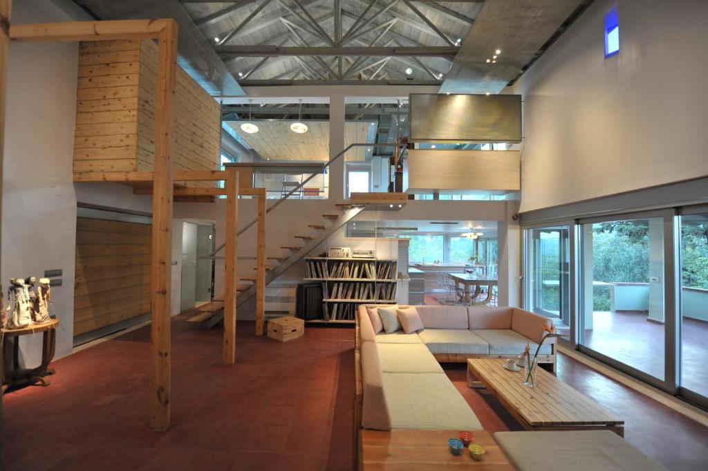 Néon KhoríonThe Architect's House in Neo Chorio的带沙发和螺旋楼梯的客厅