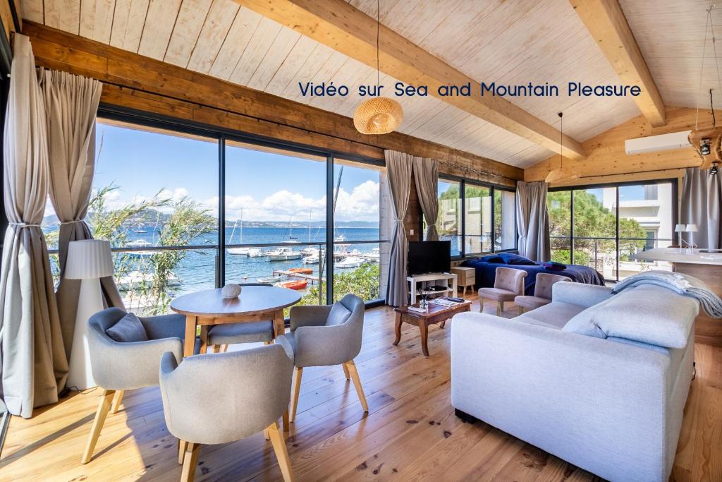 耶尔Le Lodge de la Presqu’île de Giens的海景客厅