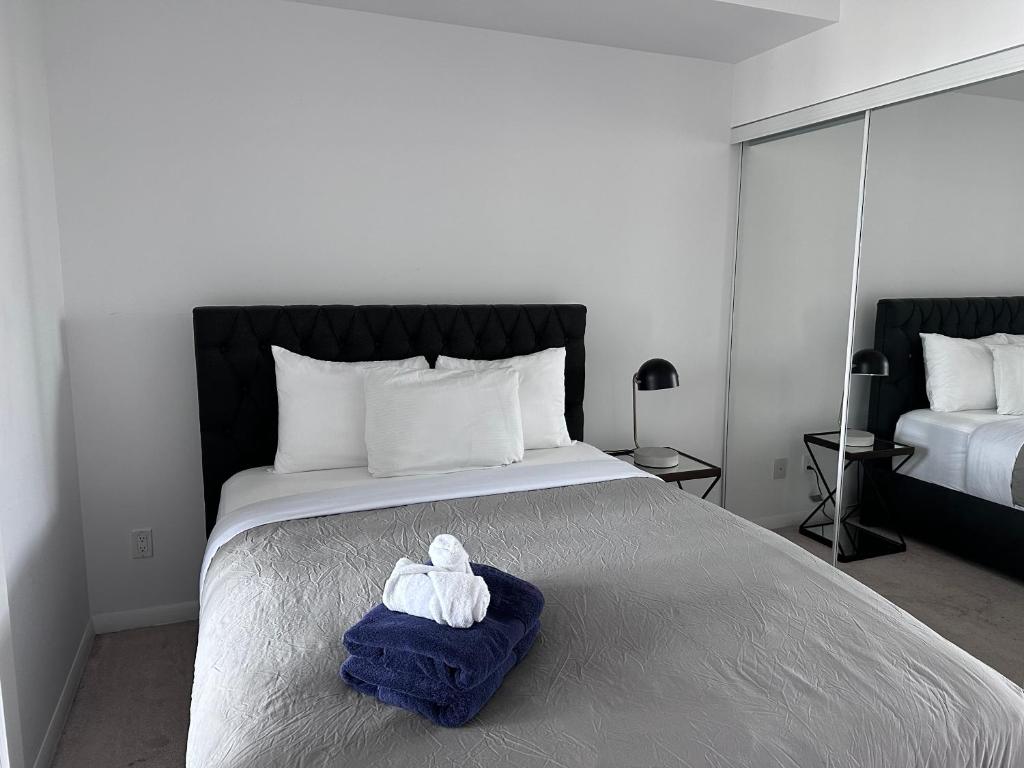 多伦多Downtown Condo的一间卧室配有一张床,上面有两条毛巾