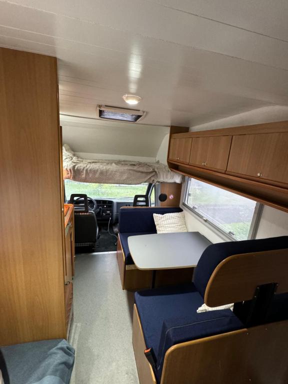 凯夫拉维克Camping Van的小房间,带桌椅