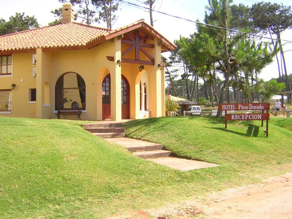 埃斯特角城Pino Dorado的前面有标志的小黄房子