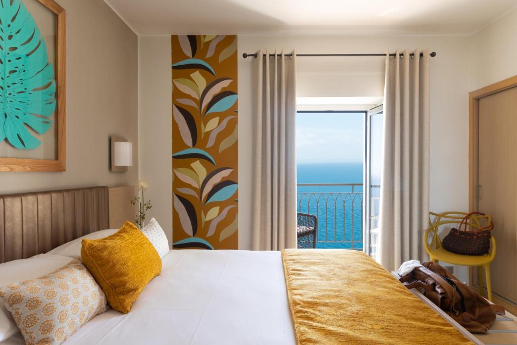 博尼法乔桑塔特瑞萨酒店的一间卧室设有一张床,享有海景