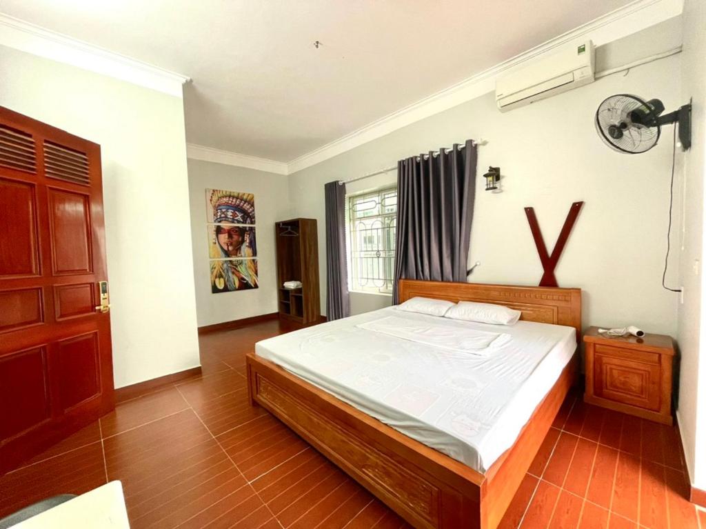 下龙湾Hotel Me Kong 2的一间卧室设有一张大床和一个窗户。